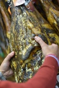 Habilidad del maestro jamonero. Jamones Carvajal
