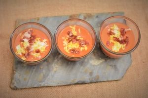 Salmorejo con huevo y taquitos de jamón.