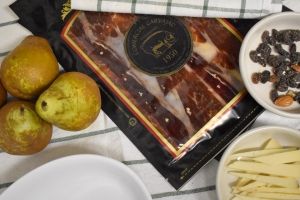 peras-conferencia-con-jamón-ibérico-y-queso-Jamones Carvajal