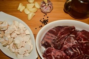 Ingredientes-para-preparar-carrilleras-con-gurumelos-Jamones-Carvajal.