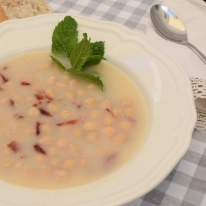 Caldo-con-taquitos-de-jamón-ibérico-de-Jamones Carvajal-de-Jabugo