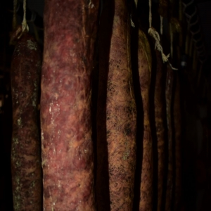 salchichón-ibérico-extra-hecho-en-Jabugo-Jamones Carvajal