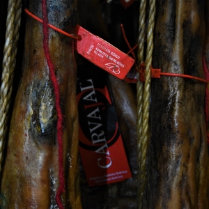 la-curación-del-jamón-ibérico-de-Jamones Carvajal-Jabugo