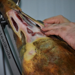 Cómo- cortar- una- paleta- ibérica-de-Jabugo-de-Jamones Carvajal