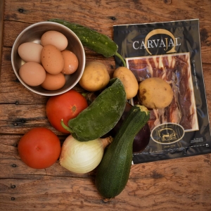 pisto-de-verduras-con-jamón-ibérico-y-huevo