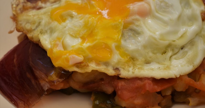 pisto-de-verduras-con-jamón-ibérico-y-huevo