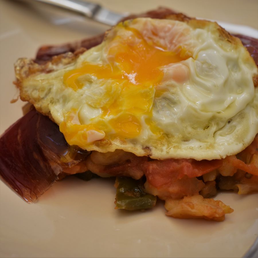 PISTO CON JAMÓN IBÉRICO Y HUEVO