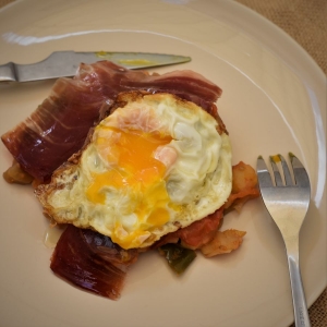 pisto-de-verduras-con-jamón-ibérico-y-huevo