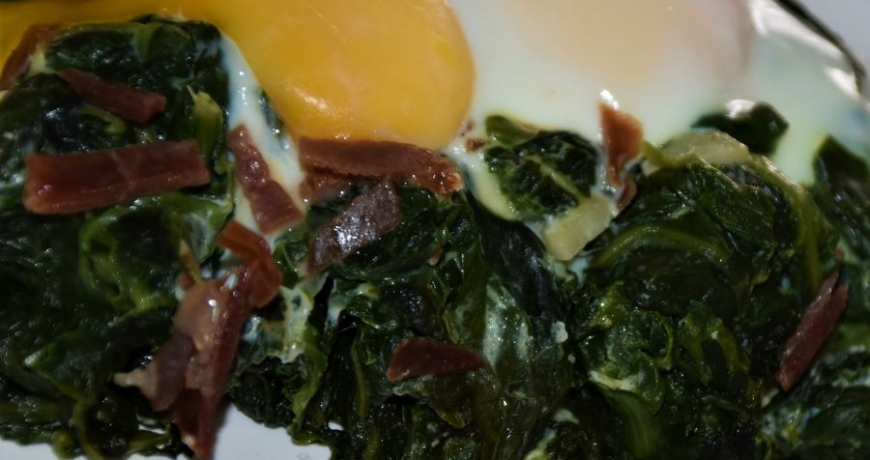 Espinacas -al -ajillo- con jamón- ibérico-de-Jamones Carvajal.