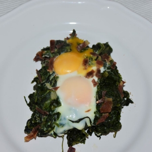 Espinacas -al -ajillo- con jamón- ibérico-de-Jamones Carvajal.