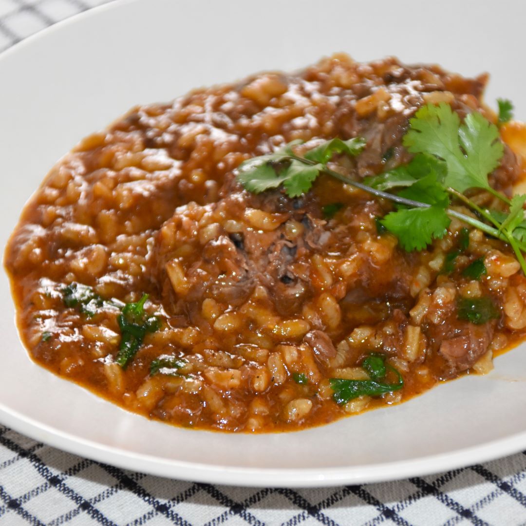 ARROZ MELOSO CON CARRILLERAS Y CILANTRO.