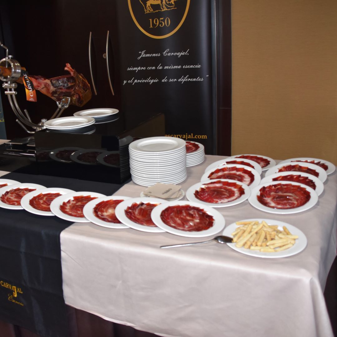 el jamón ibérico debe ser el invitado de honor en los mejores momentos de su vida. Jamones Carvajal es sinónimo de calidad, y sabor sublime._ Jamones Carvajal