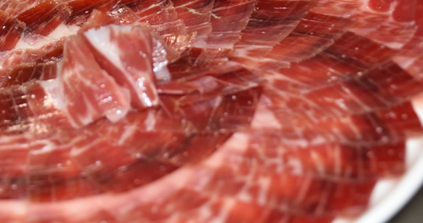 el jamón ibérico debe ser el invitado de honor en los mejores momentos de su vida. Jamones Carvajal es sinónimo de calidad, y sabor sublime._ Jamones Carvajal