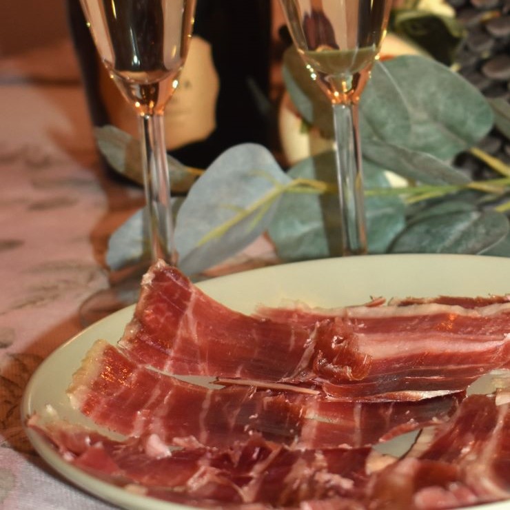 el jamón ibérico debe ser el invitado de honor en los mejores momentos de su vida. Jamones Carvajal es sinónimo de calidad, y sabor sublime._ Jamones Carvajal