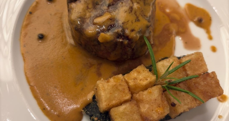 presa ibérica con salsa de pimienta, patatas y espinacas _Jamones Carvajal Jabugo