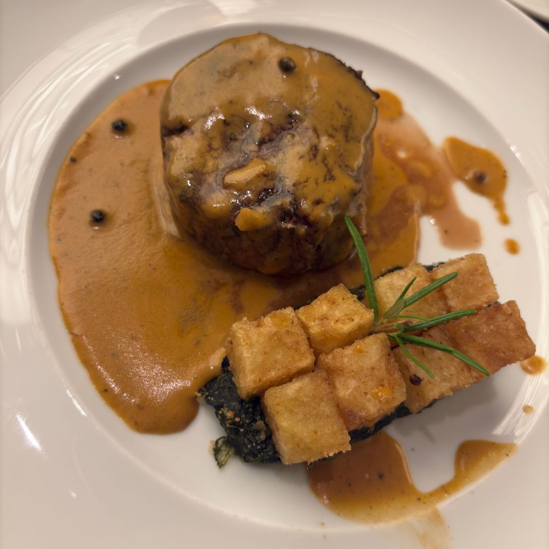 MEDALLONES DE PRESA IBÉRICA CON SALSA DE PIMIENTA NEGRA